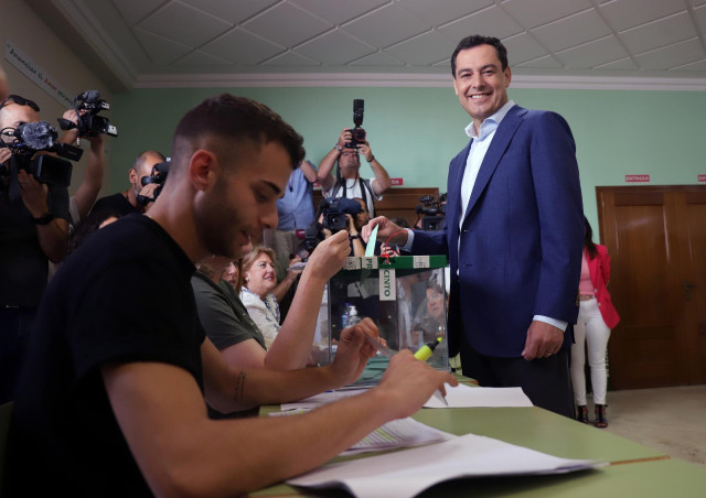 El presidente del PP andaluz y candidato a revalidar la Presidencia de la Junta, Juanma Moreno, acude a votar con motivo de las elecciones auton�micas, en su colegio electoral en la capital malague�aa 19 de junio de 2022 en M�laga, Andaluc�a.