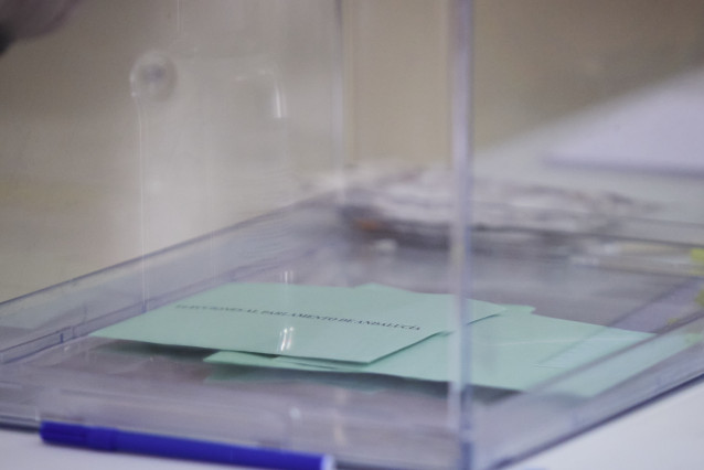 Detalle de los votos en las urnas durante el día de las elecciones a la presidencia de la Junta de Andalucía en el Colegio San Fernando Marista, a 19 de junio de 2022 en Sevilla (Andalucía, España)