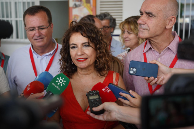 La ministra de Hacienda, María Jesús Montero, con el alcalde de Sevilla, Antonio Muñoz, a su derecha, en declaraciones a los medios tras votar este domingo para las elecciones andaluzas.