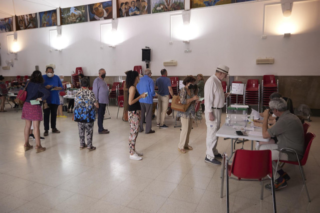 Varias personas aguardan en cola para ejercer el derecho a votar durante el día de las elecciones a la presidencia de la Junta de Andalucía en el Colegio San Fernando Marista, a 19 de junio de 2022 en Sevilla (Andalucía, España)