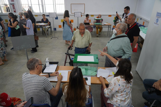 Ciudadanos ejerciendo su derecho al voto durante el día de las elecciones a la presidencia de la Junta de Andalucía  a 19 de junio de 2022 en Sevilla (Andalucía, España)