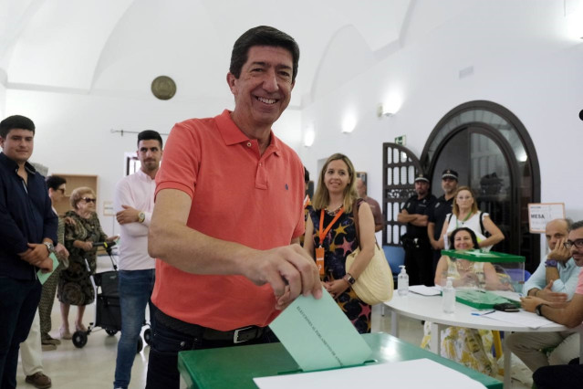 El candidato de Cs a la Presidencia de la Junta en las elecciones de este domingo, Juan Marín, votando esta mañana en Sanlúcar de Barrameda (Cádiz).