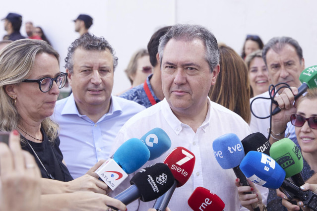 El candidato del PSOE a la Presidencia de la Junta y secretario general del PSOE de Andalucía, Juan Espadas, atiende a los medios de comunicación tras ejercer su derecho al voto en el CEIP Calvo Sotelo, a 19 de junio de 2022 en Sevilla (Andalucía, España)