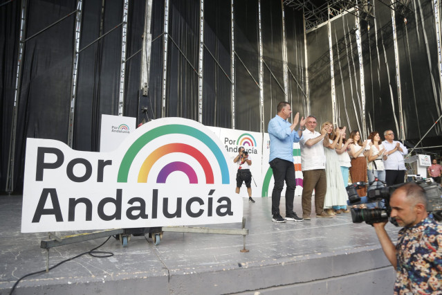 La candidata de Por Andalucía a la Presidencia de la Junta, Inma Nieto,  junto a la vicepresidenta segunda y líder de Unidas Podemos en el Gobierno, Yolanda Díaz  y la líder de Podemos y ministra de Derechos Sociales, Ione Belarra , en el acto electoral d