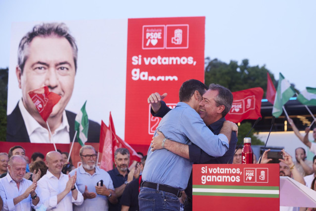 El candidato del PSOE a la presidencia de la Junta de Andalucía, Juan Espadas, (i) abraza al presidente del Gobierno de España, Pedro Sánchez, durante el cierre de campaña del PSOE-A en el Muelle de las Delicias, a 17 de junio de 2022, en Sevilla (Andaluc