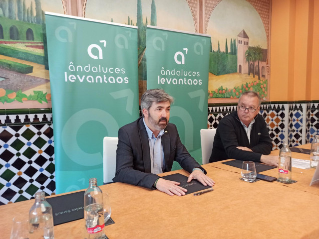 Archivo - Modesto González, primero por la izquierda, en rueda de prensa de archivo.