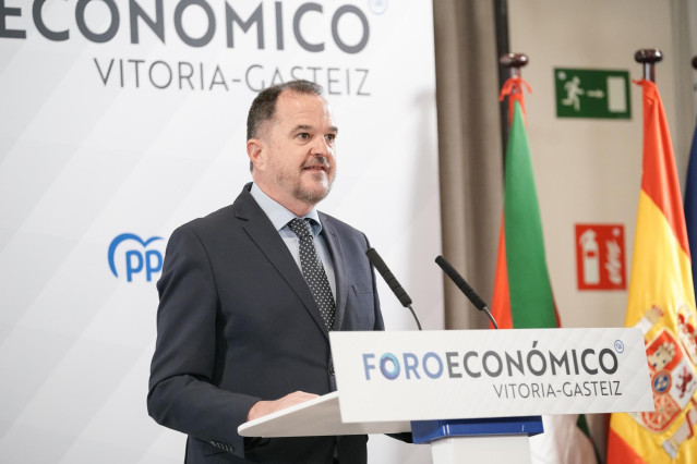 Archivo - El presidente del PP de Euskadi, Carlos Iturgaiz