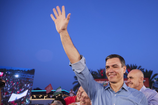 El presidente del Gobierno de España, Pedro Sánchez, durante el cierre de campaña del PSOE-A en el Muelle de las Delicias, a 17 de junio de 2022, en Sevilla (Andalucía, España)
