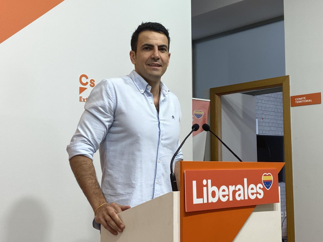 El coordinador de Ciudadanos Extremadura, David Salazar, en rueda de prensa
