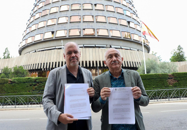El secretario general de CCOO, Unai Sordo (i), y el de UGT, Pepe Álvarez (d), posan con la solicitud para defender la reforma laboral, presentada en el Tribunal Constitucional, a 20 de junio de 2022, en Madrid (España).