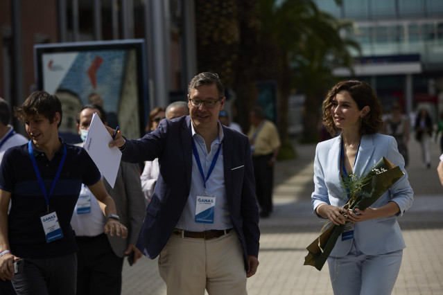 El portavoz del PP en la Asamblea de Madrid, Alfonso Serrano, y la presidenta de la Comunidad de Madrid, Isabel Díaz Ayuso