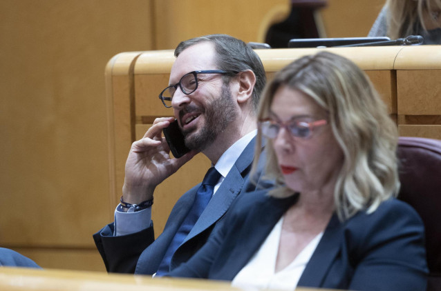 El portavoz del Grupo Parlamentario Popular en el Senado, Javier Maroto, habla por teléfono en una sesión de control al Gobierno en el Senado, a 24 de mayo de 2022, Madrid (España). El Grupo Parlamentario Nacionalista pide hoy al Ejecutivo 