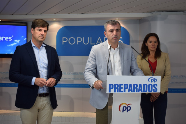 El presidente del PP de Tenerife, Emilio Navarro, el presidente del PP de Canarias, Manuel Domínguez y la portavoz en el Cabildo, Zaida González, en rueda de prensa