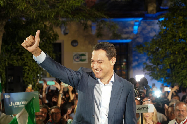 Imagen del presidente de la Junta de Andalucía en funciones, Juanma Moreno, festejando este domingo su victoria en las elecciones andaluzas.