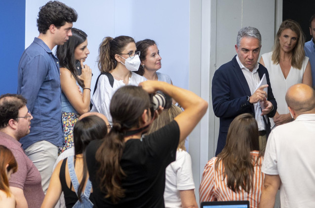 El coordinador general del PP y coordinador de campaña de PP-A, Elías Bendodo (d), junto a varios periodistas de diferentes medios de comunicación, después de su rueda de prensa tras analizar los resultados de las elecciones andaluzas en la reunión del Co