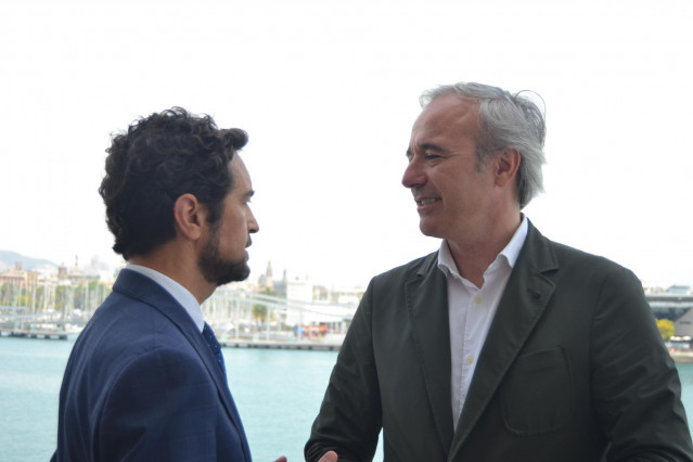 El alcalde de Zaragoza y presidente de la tmZ, Jorge Azcón, junto al presidente del Puerto de Barcelona, Damià Calvet, en una visita al Puerto de Barcelona, a 20 de junio de 2022.
