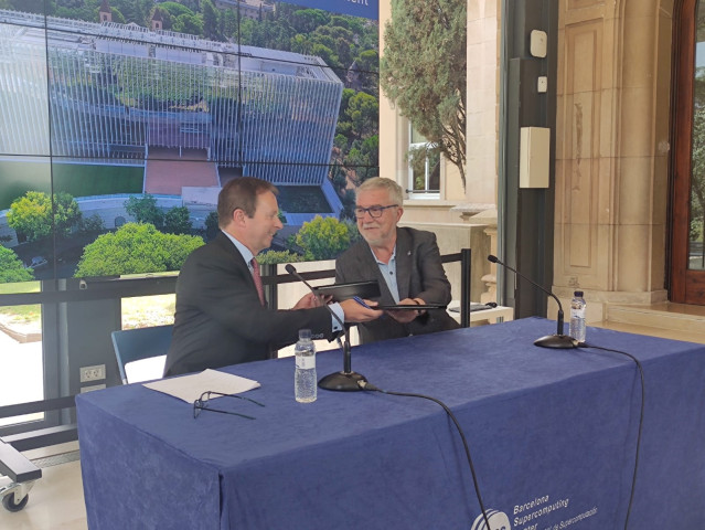 El vicepresidente ejecutivo de Lenovo y presidente de Lenovo Infraestructure Solutions Group, Kirk Slaugen, y el director del BSC-CNS, Mateo Valero