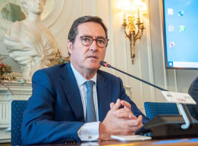 Antonio Garamendi, Presidente de la CEOE, durante su intervención en el curso de verano celebrado por la APIE en la sede de la UIMP en Santander.