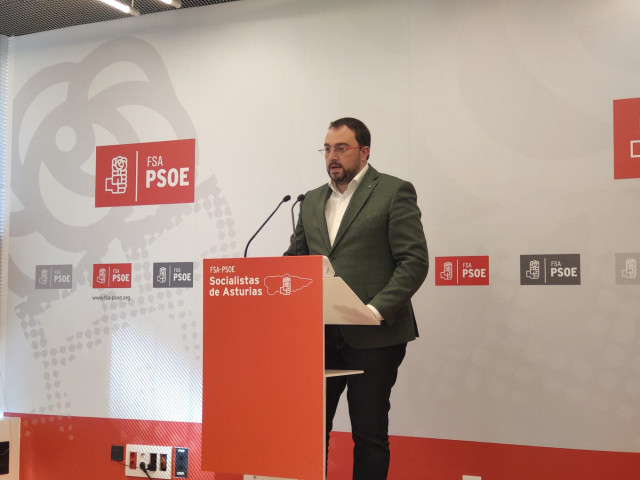 Archivo - El presidente del Principado, Adrián Barbón, en rueda de prensa.