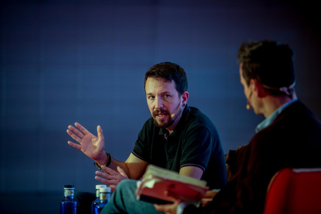 Archivo - El exvicepresidente del Gobierno Pablo Iglesias (i) y el periodista Aitor Riveiro (d) en la presentación del libro del exvicepresidente 'Verdades a la cara. Recuerdos de los años salvajes’ en Madrid (España)