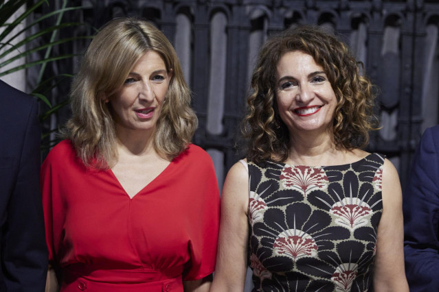 La vicepresidenta segunda del Gobierno, Yolanda Díaz, (izda) junto a la ministra de Hacienda, María Jesús Montero (dcha), en una imagen de archivo