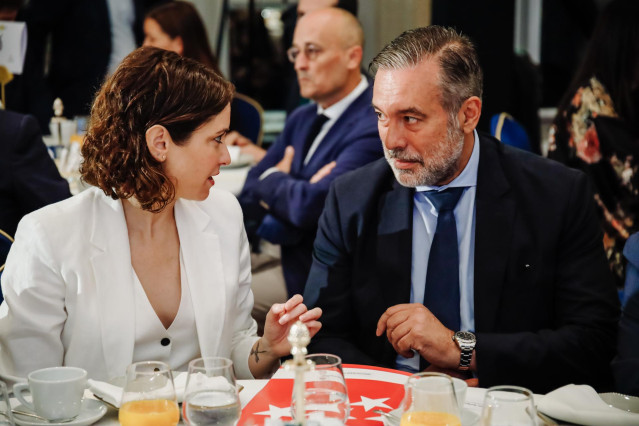 El consejero de Presidencia, Justicia e Interior, Enrique López, y la presidenta de la Comunidad de Madrid, Isabel Díaz Ayuso, a su llegada a un desayuno informativo de Fórum Europa, en el Hotel Mandarín Oriental Ritz, a 21 de junio de 2022, en Madrid (Es