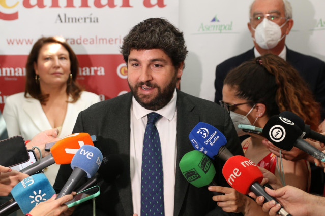 Fernando López Miras atiende a los periodistas en Almería.