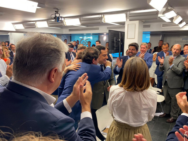 El presidente del PP yd e la Junta de Castilla y León, Alfonso Fernández Mañeuco, felicita al presidente de Andalucía, Juanma Moreno, por su victoria electoral.