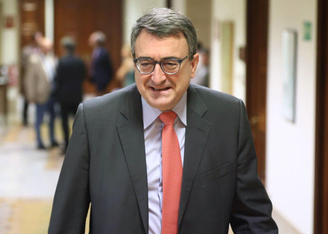 El portavoz del PNV en el Congreso, Aitor Esteban, a su llegada a una rueda de prensa posterior a la Junta de Portavoces, en el Congreso de los Diputados, a 7 de junio de 2022, en Madrid (España).