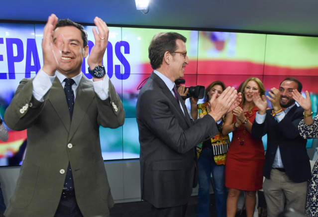 El presidente del PP andaluz y presidente electo de la Junta de Andalucía, Juanma Moreno (i) y el presidente del Partido Popular, Alberto Núñez Feijóo (d), aplauden a su llegada a una reunión de la Junta Directiva Nacional del PP, en la sede del PP, a 21