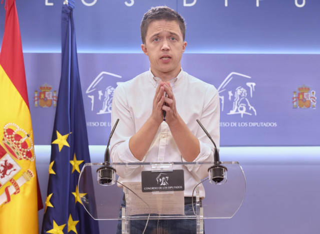 El portavoz de Más País, Íñigo Errejón, interviene en una rueda de prensa anterior a una Junta de Portavoces, en el Congreso de los Diputados, a 21 de junio de 2022, en Madrid (España).