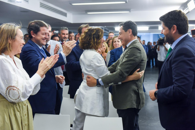 La presidenta de la Comunidad de Madrid, Isabel Díaz Ayuso (i), abraza al presidente del PP andaluz y presidente electo de la Junta de Andalucía, Juanma Moreno (d), a su llegada a una reunión de la Junta Directiva Nacional del PP, en la sede del PP, a 21