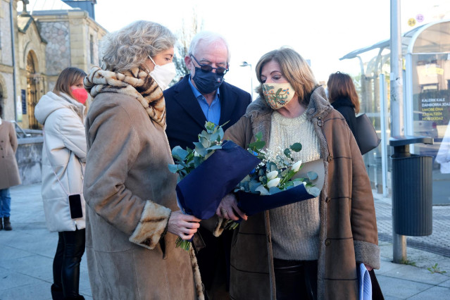 Archivo - La presidenta de la fundación y viuda de Gregorio Ordóñez, Ana Iríbar (1i), y la presidenta de COVITE, Consuelo Ordóñez (1d), llevan flores para colocar en la tumba de Gregorio Ordóñez durante el responso en su memoria, en el 27º aniversario de