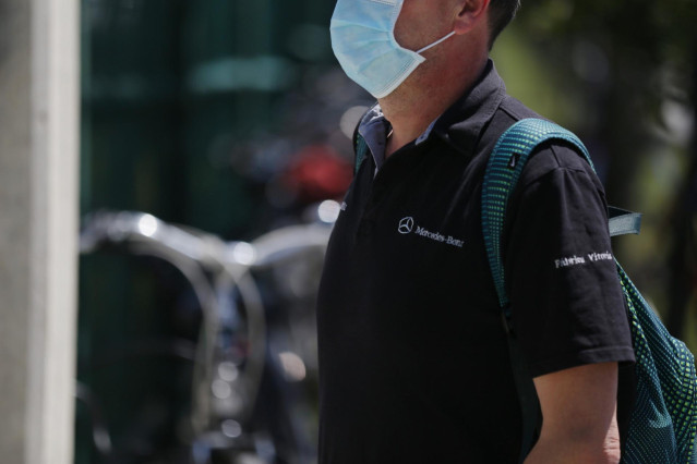 Archivo - Un trabajador con mascarilla de la planta de Mercedes-Benz de Vitoria entra a las instalaciones. En Vitoria (Álava), a 18 de mayo de 2020.
