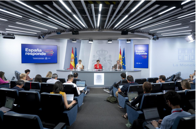 (I-D) La vicepresidenta segunda y ministra de Trabajo, Yolanda Díaz; la ministra Portavoz, Isabel Rodríguez y el ministro de Universidades, Joan Subirats, comparecen tras la reunión del Consejo de Ministros, a 21 de junio de 2022, en Madrid (España).