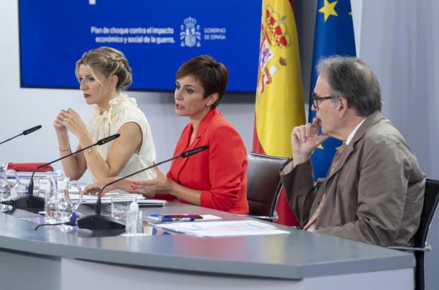 (I-D) La vicepresidenta segunda y ministra de Trabajo, Yolanda Díaz; la ministra Portavoz, Isabel Rodríguez y el ministro de Universidades, Joan Subirats, comparecen tras la reunión del Consejo de Ministros, a 21 de junio de 2022, en Madrid (España).