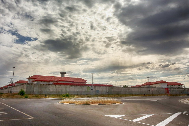 Archivo - Perímetro exterior del centro penitenciario Madrid III, en Valdemoro