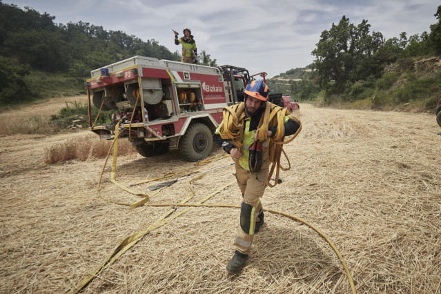 Un bombero de Euskadi trabaja en las labores de extinción del incendio en Olleta