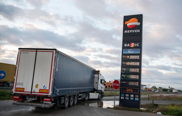 Archivo - Un camión pasa al lado de una gasolinera situada en el eje Manzanares-Valdepeñas de la autopista A4