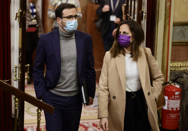 Archivo - La secretaria general de Podemos y ministra de Derechos Sociales y Agenda 2030, Ione Belarra, y el ministro de Consumo, Alberto Garzón, a su llegada a una sesión plenaria en el Congreso de los Diputados, a 17 de marzo de 2022, en Madrid (España)