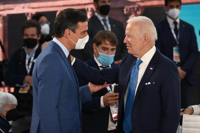 Archivo - El presidente del Gobierno, Pedro Sánchez (i), conversa con el presidente de Estados Unidos, Joe Biden (d), durante la cumbre del G20, en el centro de congresos de la Nuvola, a 20 de octubre de 2021, en Roma (Italia).