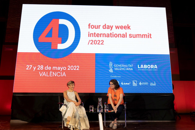 La vicepresidenta Segunda y ministra de Trabajo y Economía Social, Yolanda Díaz (i) y la vicepresidenta y consellera de Políticas Inclusivas de la Generalitat, Mónica Oltra (d)