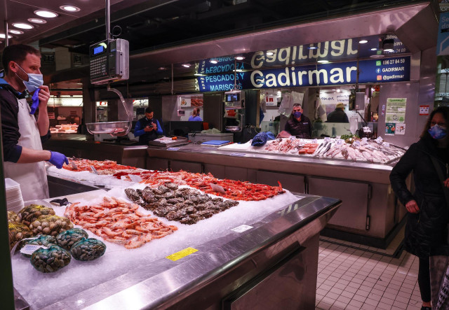 Archivo - Un vendedor en un puesto de pescado y marisco en el Mercado Central de Valencia, a 24 de marzo de 2022, en Valencia, Comunidad Valenciana, (España). La Asociación de Supermercados de la Comunitat (ASUCOVA), la Asociación Valenciana de Consumidor