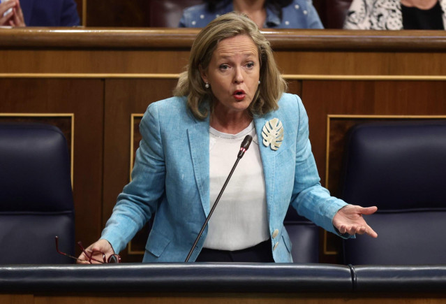 La vicepresidenta primera del Gobierno, Nadia Calviño, interviene en una sesión de control, en el Congreso de los Diputados, a 22 de junio de 2022, en Madrid (España).