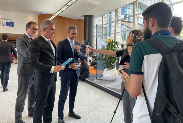 Presidente de Ganvam, Raúl Palacios, eurodiputado de C´s y portavoz de la Comisión de Transporte y Turismo del grupo liberal en el Parlamento Europeo, Jose Ramón Bauzá y detrás, el director Corporativo de Ganvam, Jaime Barea