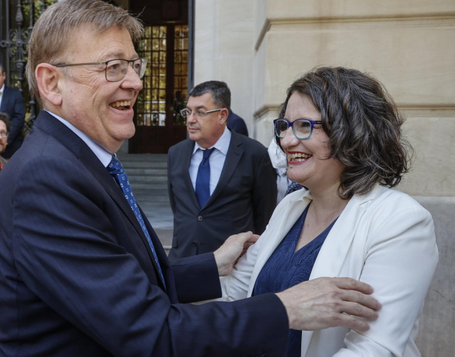 El presidente de la Generalitat, Ximo Puig, saluda a la vicepresidenta y consellera de Políticas Inclusivas de la Generalitat, Mónica Oltra, a su llegada al acto de conmemoración del 40 aniversario del Estatut