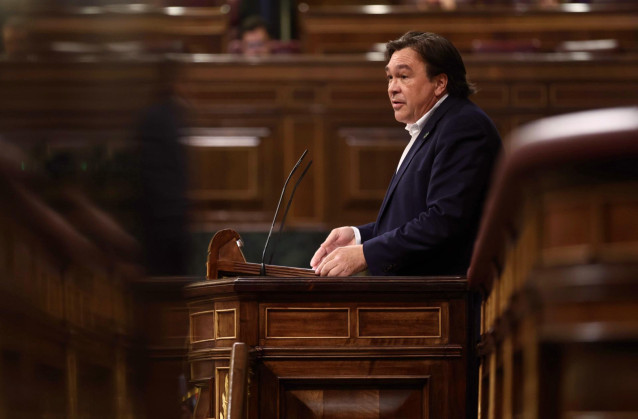 El diputado de Teruel Existe, Tomás Guitarte, interviene en una sesión plenaria, en el Congreso de los Diputados, a 8 de junio de 2022, en Madrid (España). El pleno de hoy gira en torno a la votación sobre el fin de la venta de turismos y vehículos comerc