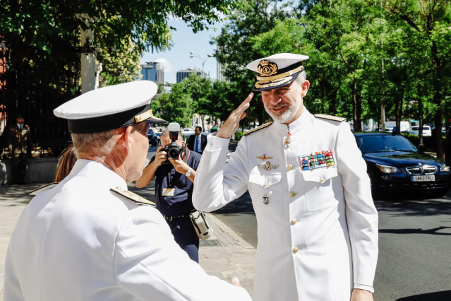El director del Ceseden, el teniente general Bisbal (i), saluda al Rey Felipe VI (d), a su llegada a la clausura del XXIII Curso de Estado Mayor de las Fuerzas Armadas, en el CESEDEN, a 22 de junio de 2022, en Madrid (España).