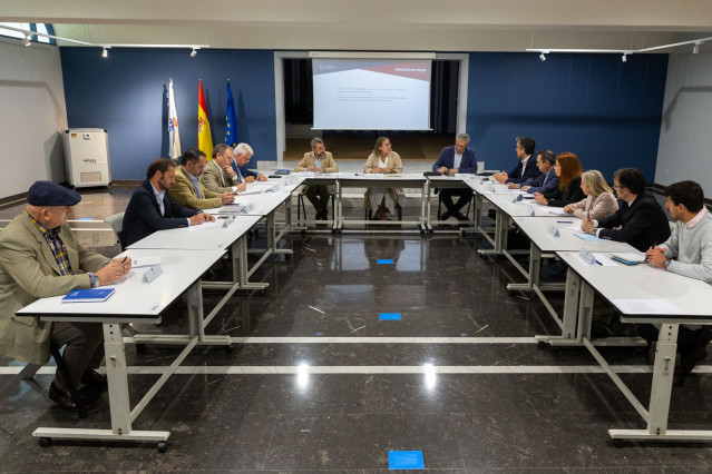 La conselleira de Infraestruturas e Mobilidade, Ethel Vázquez, se reúne con la mesa de diálogo del transporte de mercancías por carretera