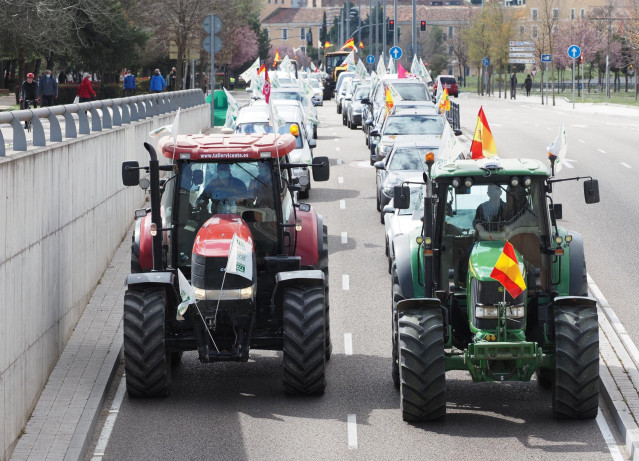 Archivo - Una caravana de coches encabezada por dos tractores